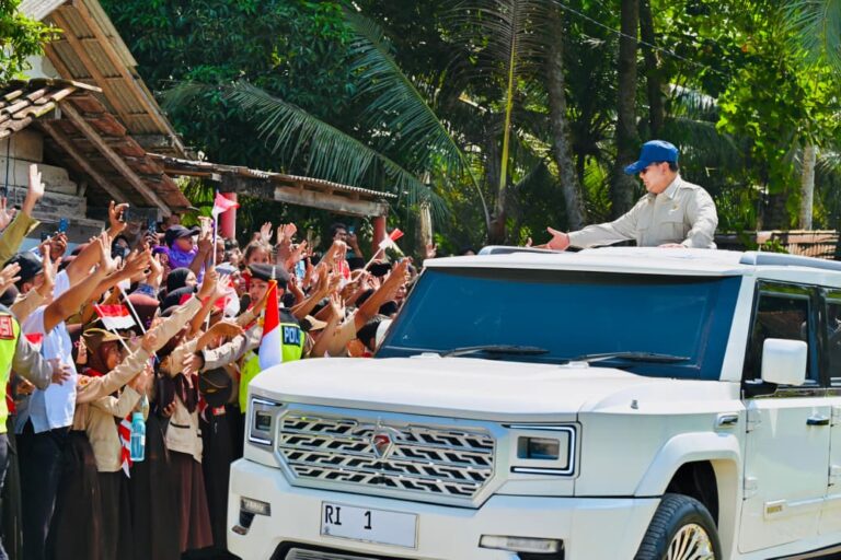 Kehadiran Presiden Prabowo Subianto di lokasi Budi Daya Udang Berbasis Kawasan (BUBK) Kebumen, Jawa Tengah, pada Sabtu, 23 Mei 2026, disambut antusias oleh masyarakat.