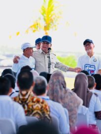 Presiden Prabowo memberikan sambutan pada kegiatan panen raya udang dan peninjauan sortir hasil panen di kawasan tambak Budi Daya Udang Berbasis Kawasan (BUBK) Kebumen, Jawa Tengah, pada Sabtu, 23 Mei 2026.