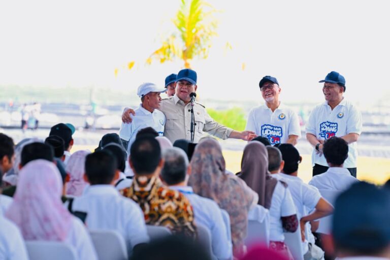 Presiden Prabowo memberikan sambutan pada kegiatan panen raya udang dan peninjauan sortir hasil panen di kawasan tambak Budi Daya Udang Berbasis Kawasan (BUBK) Kebumen, Jawa Tengah, pada Sabtu, 23 Mei 2026.