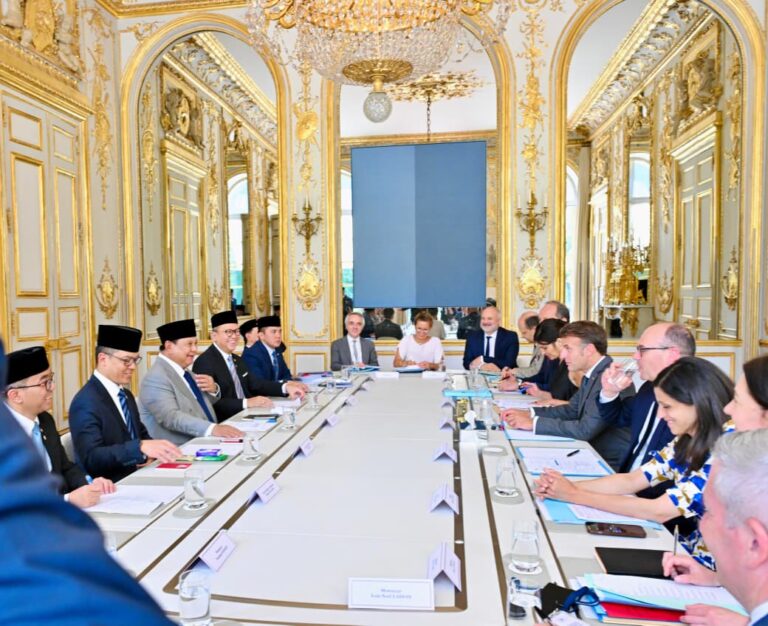 Presiden Republik Indonesia, Prabowo Subianto, melakukan pertemuan bilateral dengan Presiden Republik Prancis, Emmanuel Macron di Istana Élysée, Paris, pada Kamis, 28 Mei 2026.
