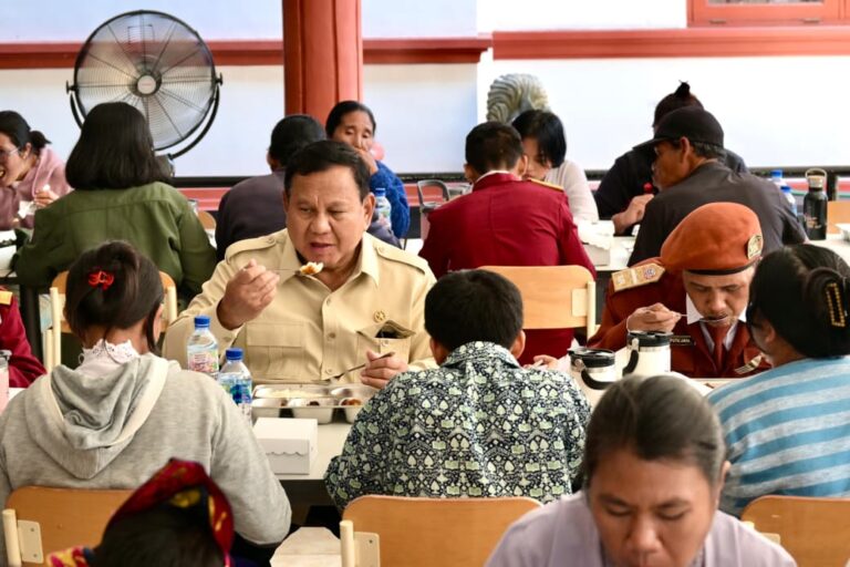 Presiden Prabowo Subianto meninjau Sekolah Rakyat Menengah Pertama (SRMP) 17 Tabanan, Bali, pada Minggu, 7 Juni 2026.