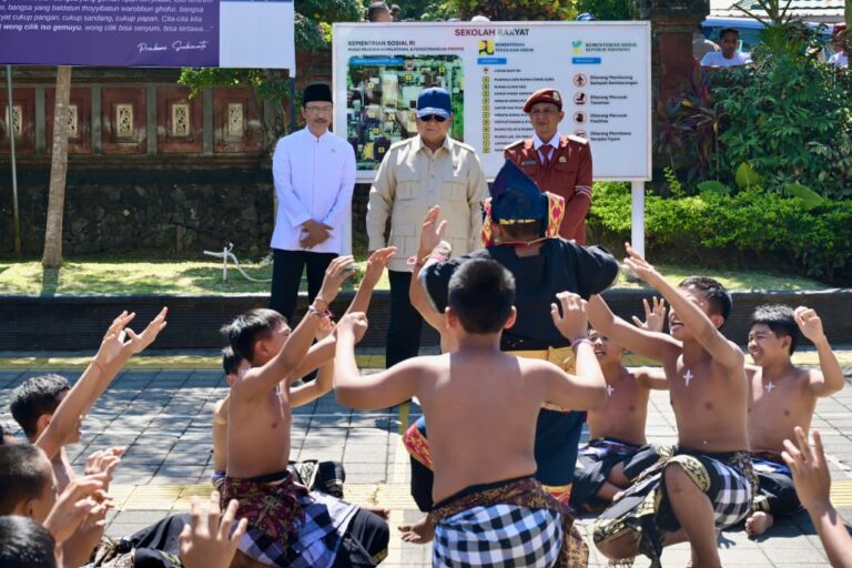 Presiden Prabowo meninjau Sekolah Rakyat Menengah Pertama (SRMP) 17 Tabanan, Bali, pada Minggu, 7 Juni 2026.