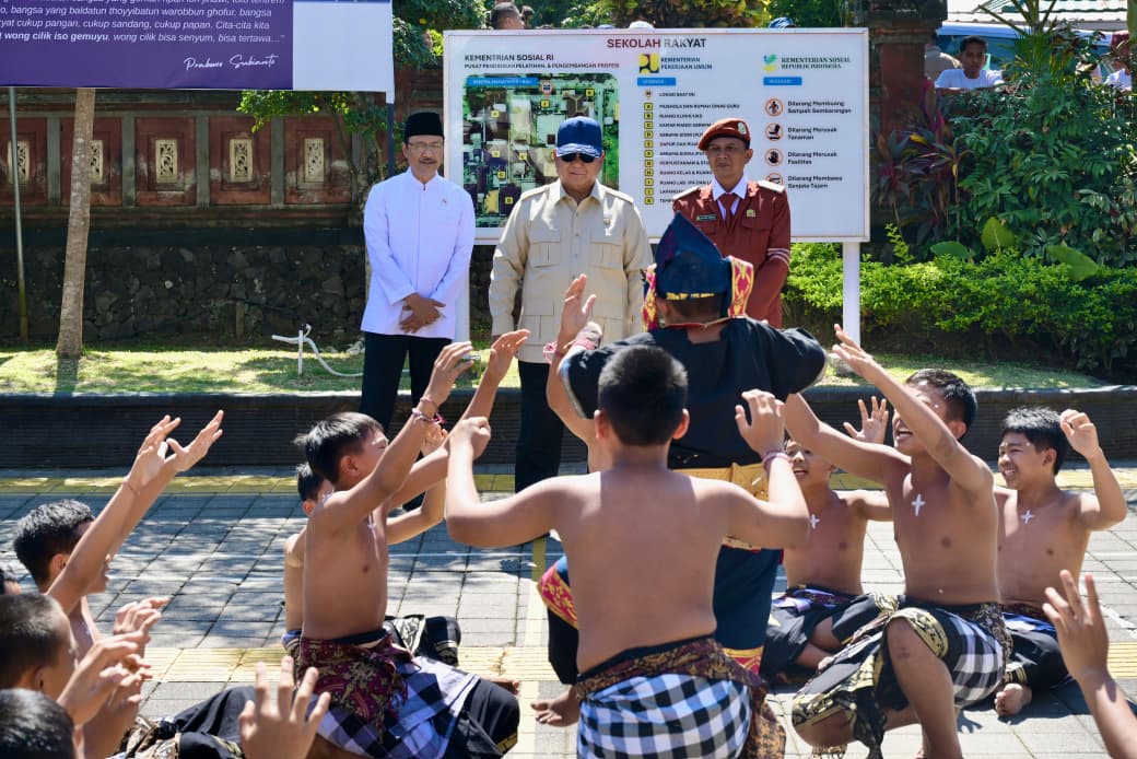 Presiden Prabowo meninjau Sekolah Rakyat Menengah Pertama (SRMP) 17 Tabanan, Bali, pada Minggu, 7 Juni 2026.