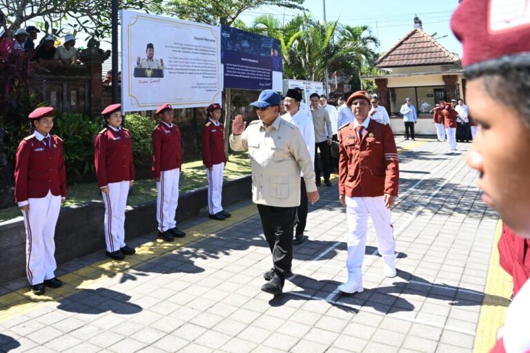 Presiden Prabowo melakukan kunjungan ke Sekolah Rakyat Menengah Pertama (SRMP) 17 Tabanan, Bali pada Minggu, 7 Juni 2026.