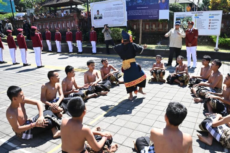 Presiden Prabowo mengunjungi Sekolah Rakyat Menengah Pertama (SRMP) 17 Tabanan, Bali, pada Minggu, 7 Juni 2026.