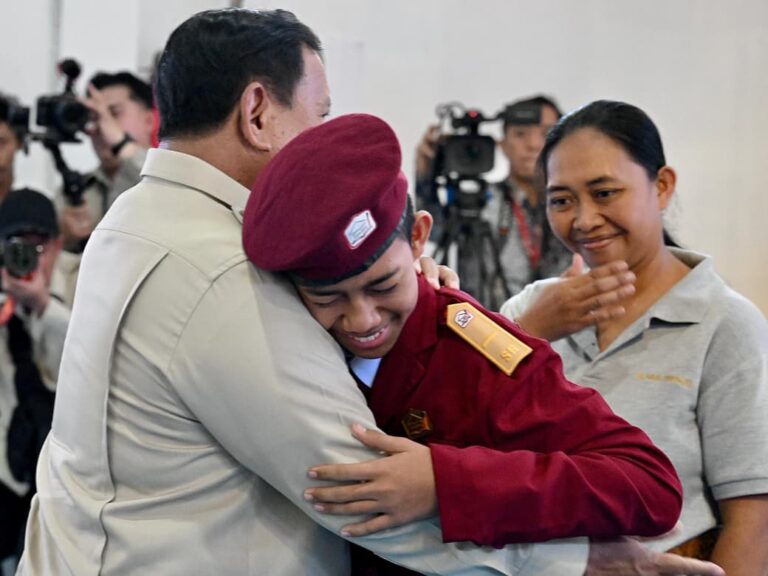 Presiden Prabowo Subianto melakukan kunjungan ke Sekolah Rakyat Menengah Pertama (SRMP) 17 Tabanan, Bali, pada Minggu, 7 Juni 2026.