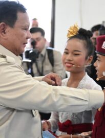 Presiden Prabowo Subianto melakukan kunjungan ke Sekolah Rakyat Menengah Pertama (SRMP) 17 Tabanan, Bali, pada Minggu, 7 Juni 2026.