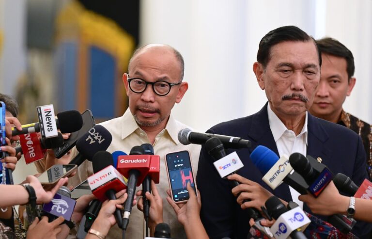 Jajaran Dewan Ekonomi Nasional (DEN) mmeberikan pernyataan pers di Istana Merdeka, Jakarta, pada Selasa, 9 Juni 2026.