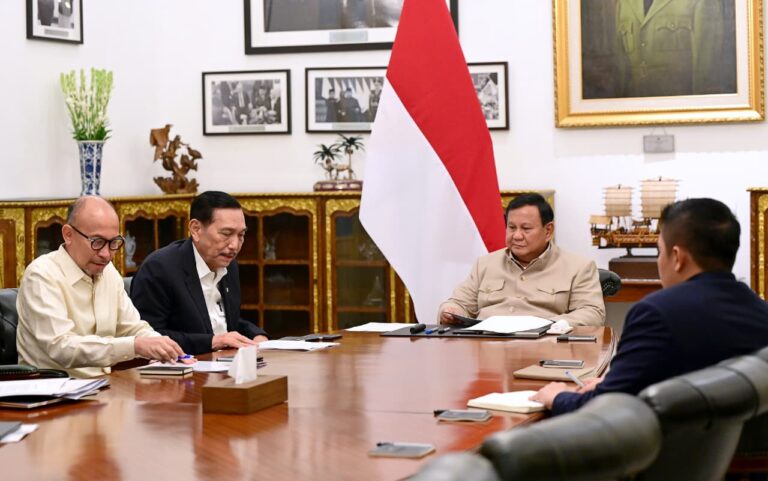 Presiden Prabowo menerima Ketua Dewan Ekonomi Nasional (DEN) Luhut Binsar Pandjaitan beserta jajaran DEN di Istana Merdeka, Jakarta, pada Selasa, 9 Juni 2026.