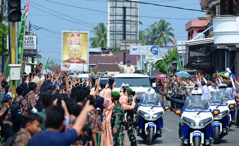 Masyarakat Kabupaten Pesisir Barat, Provinsi Lampung menyambut kedatangan Presiden Prabowo pada Rabu, 10 Juni 2026.