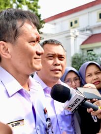 Menteri Perhubungan Dudy Purwagandhi dan Direktur Utama PT Kereta Api Indonesia (KAI) Bobby Rasyidi memberikan keterangan pers di Istana Kepresidenan Jakarta, pada Kamis, 11 Juni 2026.