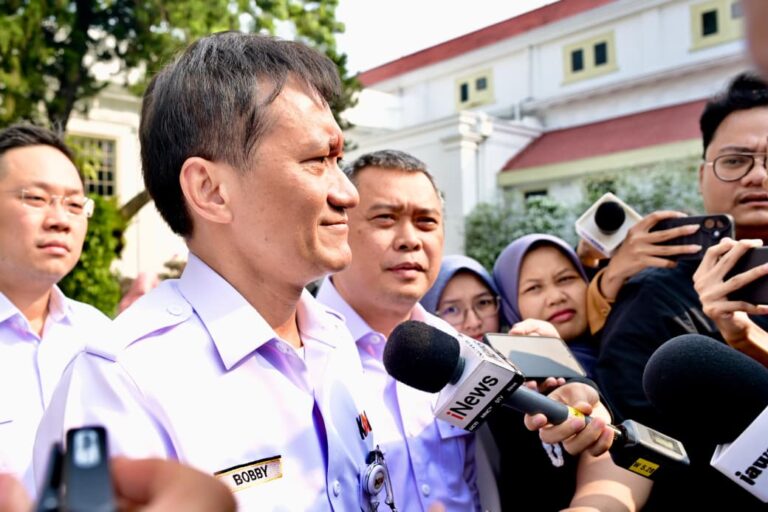 Menteri Perhubungan Dudy Purwagandhi dan Direktur Utama PT Kereta Api Indonesia (KAI) Bobby Rasyidi memberikan keterangan pers di Istana Kepresidenan Jakarta, pada Kamis, 11 Juni 2026.