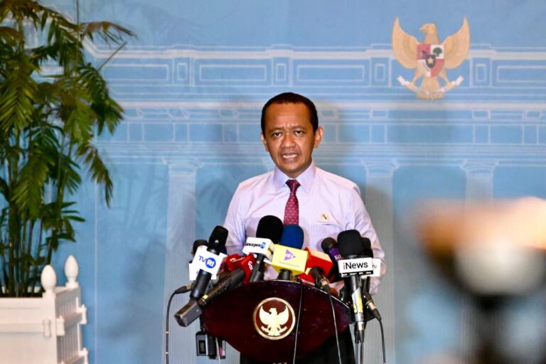 Menteri Energi dan Sumber Daya Mineral (ESDM) Bahlil Lahadalia memberikan keterangan pers di Istana Merdeka, Jakarta, pada Kamis, 11 Juni 2026.