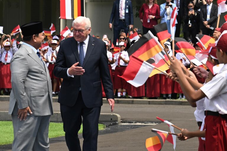Presiden Prabowo Subianto menyambut kedatangan Presiden Republik Federal Jerman Frank-Walter Steinmeier dalam rangka kunjungan kenegaraan di Istana Merdeka, Jakarta, pada Senin, 15 Juni 2026.