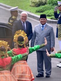 Ratusan pelajar menyambut kedatangan Presiden Republik Federal Jerman Frank-Walter Steinmeier dalam kunjungan kenegaraan ke Indonesia, pada Senin, 15 Juni 2026.