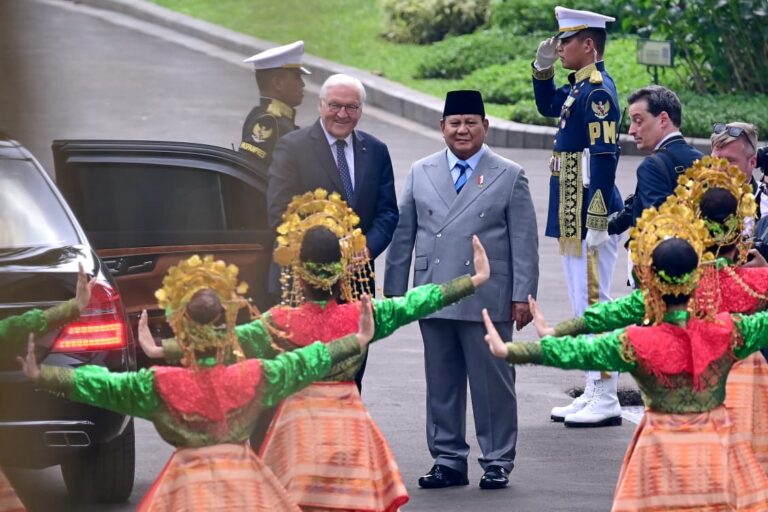 Ratusan pelajar menyambut kedatangan Presiden Republik Federal Jerman Frank-Walter Steinmeier dalam kunjungan kenegaraan ke Indonesia, pada Senin, 15 Juni 2026.