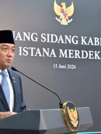 Menteri Sekretaris Negara (Mensesneg) Prasetyo Hadi menyampaikan keterangan persnya di kompleks Istana Kepresidenan Jakarta, Senin, 15 Juni 2026.