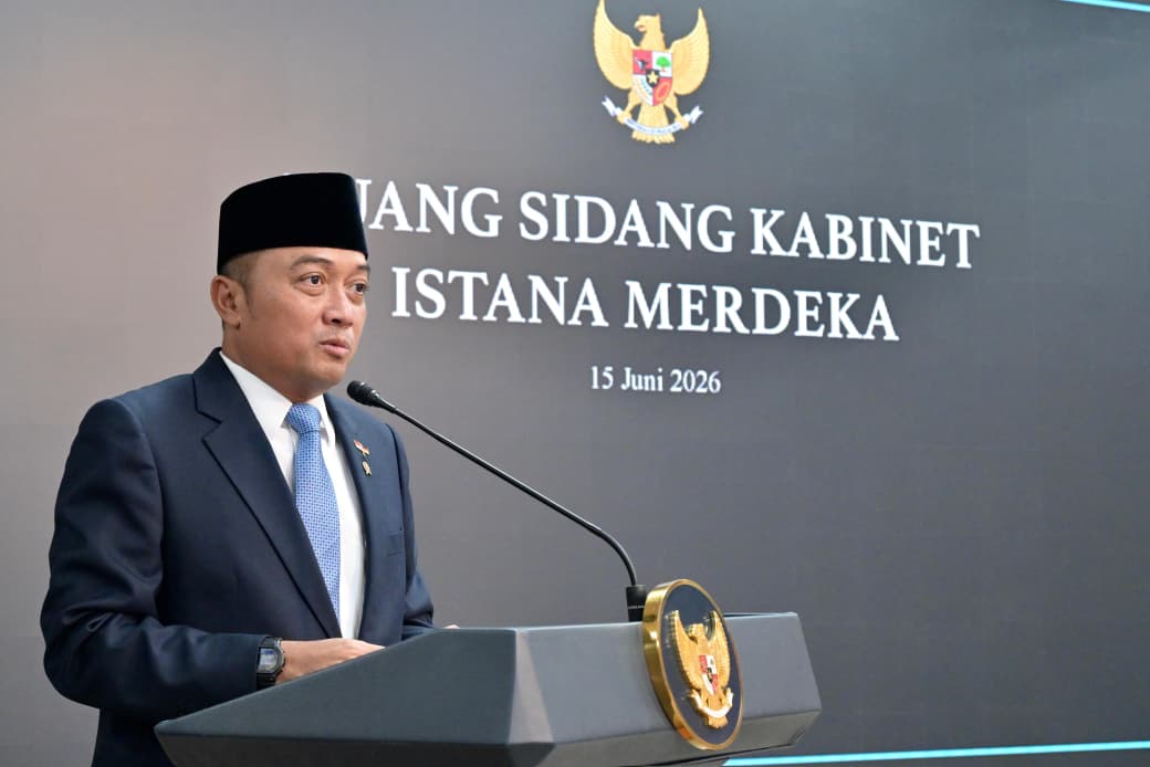 Menteri Sekretaris Negara (Mensesneg) Prasetyo Hadi menyampaikan keterangan persnya di kompleks Istana Kepresidenan Jakarta, Senin, 15 Juni 2026.