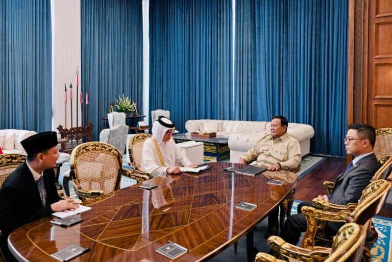 Presiden Prabowo Subianto menerima kunjungan kehormatan Menteri Negara Urusan Luar Negeri Qatar, Sultan bin Saad Al-Muraikhi, di Istana Merdeka, Jakarta, pada Senin, 15 Juni 2026.