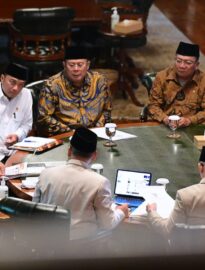 Presiden Prabowo Subianto menerima Menteri dan Wakil Menteri Haji dan Umrah beserta pimpinan DPR RI dan sejumlah anggota Komisi VIII DPR RI di kediaman pribadinya, di Hambalang pada Rabu, 17 Juni 2026.