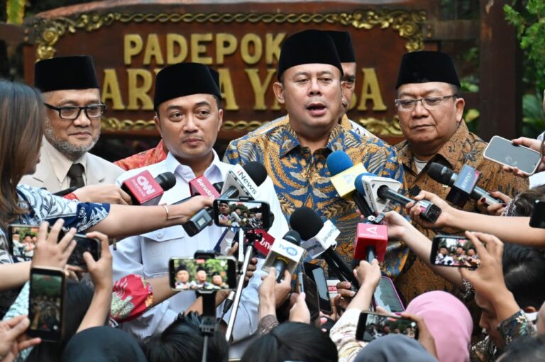 Wakil Ketua DPR RI Cucun Ahmad Syamsurijal memberikan keterangan pers di Hambalang, Kabupaten Bogor, Jawa Barat, pada Rabu, 17 Juni 2026.
