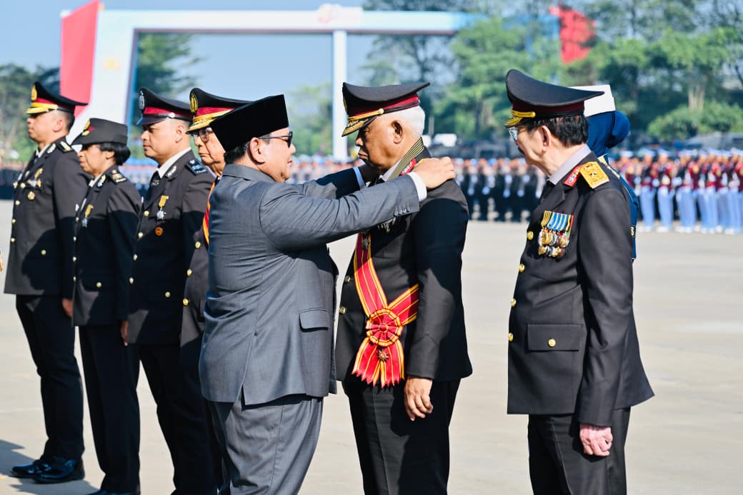 Presiden Prabowo Subianto menganugerahkan Tanda Kehormatan kepada jajaran Kepolisian Negara Republik Indonesia di Lapangan Upacara Nagara Janottama Satuan Latihan Korbrimob, Kabupaten Bogor, Jawa Barat, pada Rabu, 1 Juli 2026.