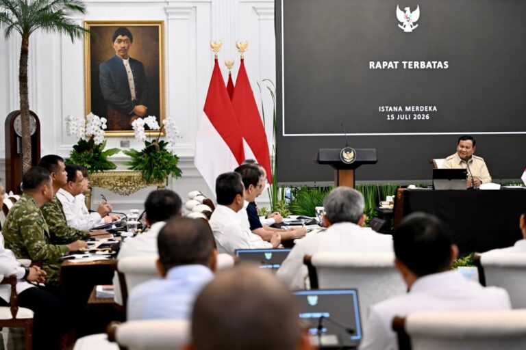 Presiden Prabowo Subianto memimpin Rapat Terbatas bersama jajaran Kabinet Merah Putih, pimpinan lembaga negara, Panglima TNI, serta para Direktur Utama BUMN strategis di Istana Merdeka, Jakarta, pada Rabu, 15 Juli 2026.