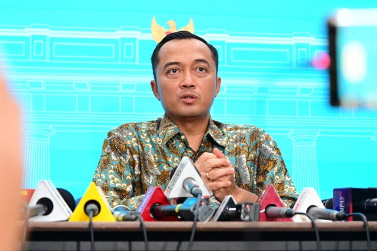 Menteri Sekretaris Negara (Mensesneg) Prasetyo Hadi menyampaikan pernyataan kepada awak media di Kompleks Istana Kepresidenan Jakarta, pada Selasa, 21 Juli 2026.