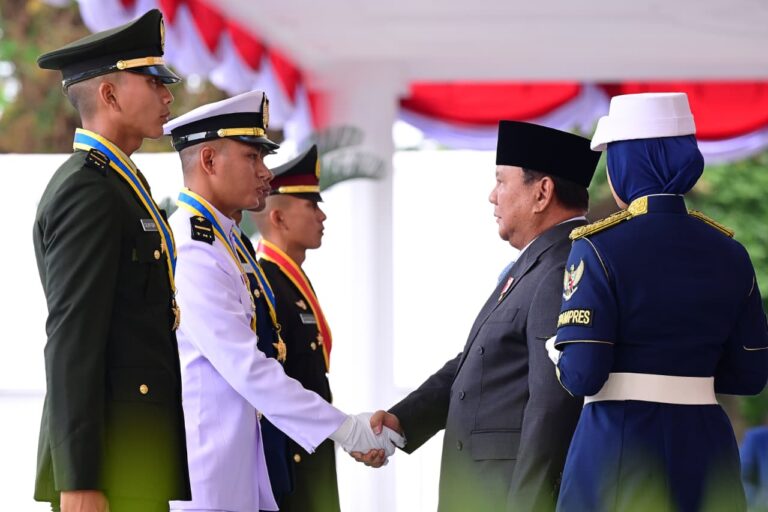 Presiden Prabowo Subianto memimpin Upacara Prasetya Perwira (Praspa) Tentara Nasional Indonesia (TNI) dan Kepolisian Negara Republik Indonesia (Polri) Tahun 2026 yang digelar di halaman depan Istana Merdeka, Jakarta.