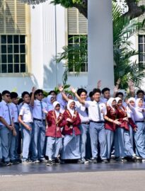 Suasana Istana Kepresidenan Jakarta dipenuhi antusiasme ratusan pelajar SMAN 55 Jakarta yang mengikuti program "Istana Untuk Anak Sekolah" pada Kamis, 23 Juli 2026, bertepatan dengan peringatan Hari Anak Nasional.