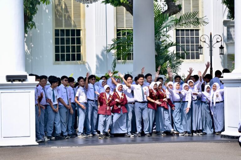 Suasana Istana Kepresidenan Jakarta dipenuhi antusiasme ratusan pelajar SMAN 55 Jakarta yang mengikuti program "Istana Untuk Anak Sekolah" pada Kamis, 23 Juli 2026, bertepatan dengan peringatan Hari Anak Nasional.