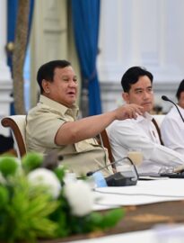 Presiden Prabowo Subianto memimpin rapat terbatas bersama sejumlah menteri Kabinet Merah Putih di Istana Kepresidenan Jakarta pada Kamis, 23 Juli 2026.