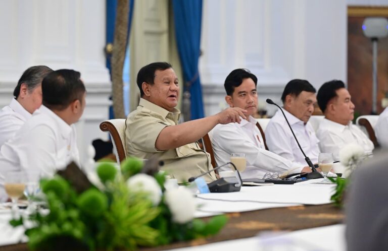 Presiden Prabowo Subianto memimpin rapat terbatas bersama sejumlah menteri Kabinet Merah Putih di Istana Kepresidenan Jakarta pada Kamis, 23 Juli 2026.