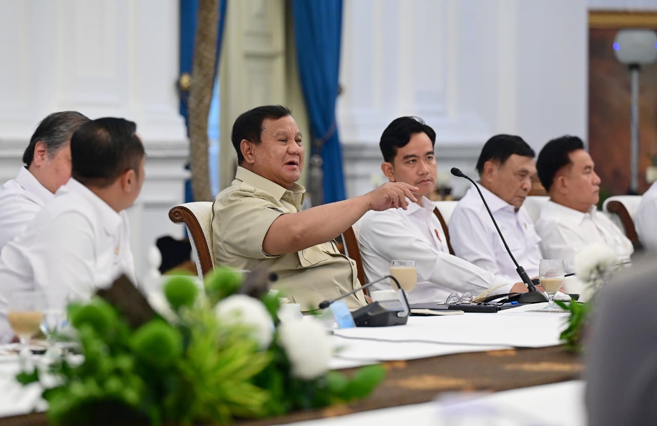 Presiden Prabowo Subianto memimpin rapat terbatas bersama sejumlah menteri Kabinet Merah Putih di Istana Kepresidenan Jakarta pada Kamis, 23 Juli 2026.