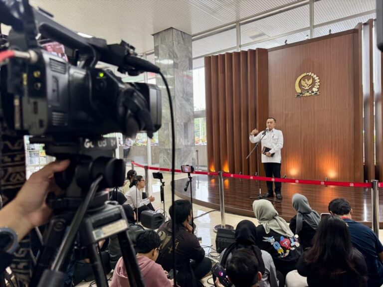 Minister of State Secretary Prasetyo Hadi in a press statement at the Nusantara III Building of the DPR/MPR RI complex in Jakarta on Monday (08/10).
