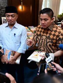Sekretaris Kabinet Teddy Indra Wijaya dan Menteri Sekretaris Negara Prasetyo Hadi meninjau langsung buku-buku pelajaran yang digunakan para siswa dan menemukan sejumlah hal yang perlu menjadi perhatian.
