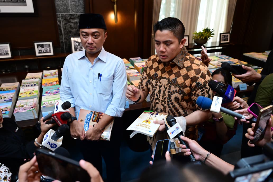 Sekretaris Kabinet Teddy Indra Wijaya dan Menteri Sekretaris Negara Prasetyo Hadi meninjau langsung buku-buku pelajaran yang digunakan para siswa dan menemukan sejumlah hal yang perlu menjadi perhatian.