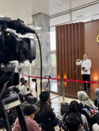 Menteri Sekretaris Negara (Mensesneg) Prasetyo Hadi memberikan keterangan pers di Gedung Nusantara III DPR/MPR RI, Jakarta, Senin, 10 Agustus 2026.