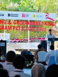 Presiden Prabowo Subianto meluncurkan Program Pembangkit Listrik Tenaga Surya (PLTS) 100 gigawatt peak (GWp) sekaligus melakukan peletakan batu pertama atau groundbreaking di Gilimanuk, Kabupaten Jembrana, Bali, Selasa, 25 Agustus 2026.