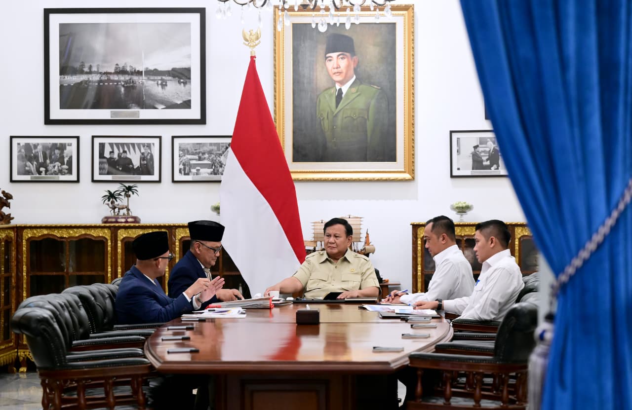 Presiden Prabowo Subianto menerima laporan Menteri dan Wakil Menteri Haji dan Umrah di Kompleks Istana Kepresidenan Jakarta, pada Senin, 28 September 2026.