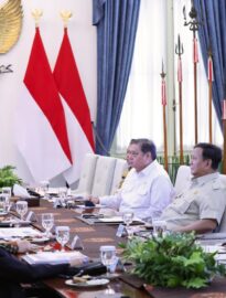 Presiden Prabowo Subianto menggelar rapat terbatas bersama sejumlah Menteri Kabinet Merah Putih di Istana Merdeka, Jakarta, pada Senin, 28 September 2026.