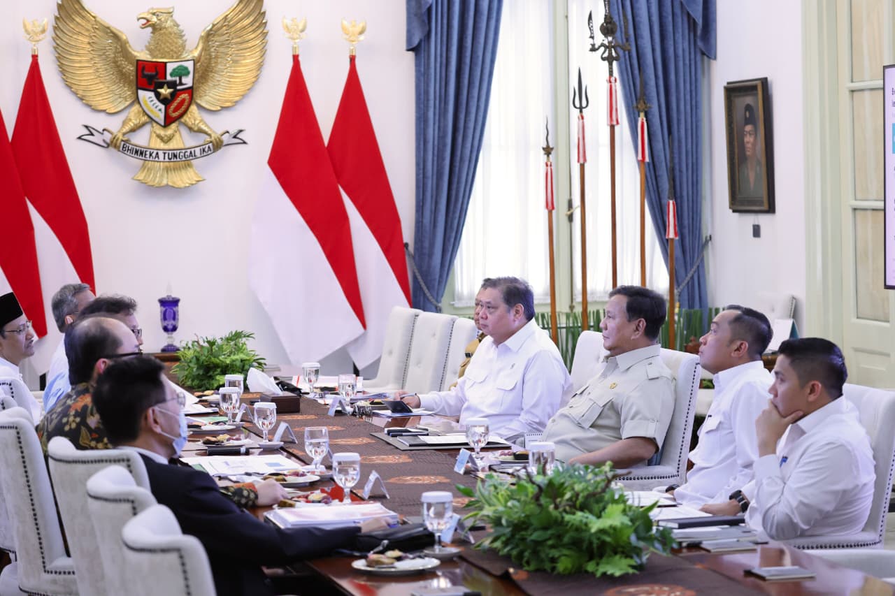 Presiden Prabowo Subianto menggelar rapat terbatas bersama sejumlah Menteri Kabinet Merah Putih di Istana Merdeka, Jakarta, pada Senin, 28 September 2026.