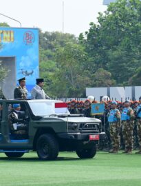 Presiden Prabowo Subianto memimpin Upacara Peringatan Hari Ulang Tahun (HUT) ke-81 Tentara Nasional Indonesia (TNI) yang digelar di Lapangan Prima, Markas Besar TNI, Cilangkap, Jakarta, pada Senin, 5 Oktober 2026.