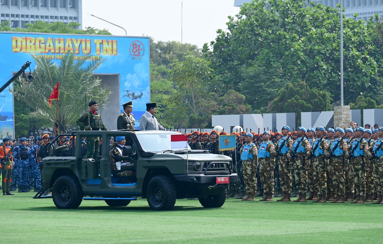 Presiden Prabowo Subianto memimpin Upacara Peringatan Hari Ulang Tahun (HUT) ke-81 Tentara Nasional Indonesia (TNI) yang digelar di Lapangan Prima, Markas Besar TNI, Cilangkap, Jakarta, pada Senin, 5 Oktober 2026.