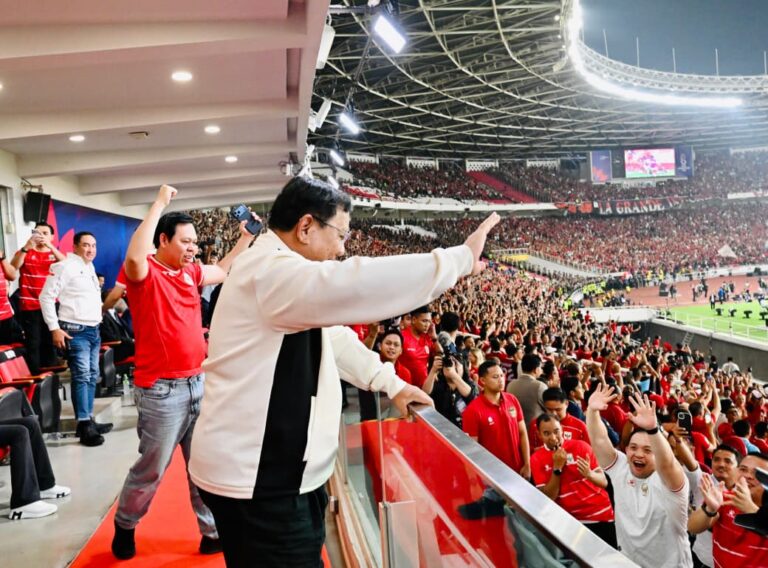 Presiden Prabowo Subianto menyaksikan langsung perjuangan Tim Nasional Indonesia mencetak sejarah dengan menjuarai edisi perdana FIFA ASEAN Cup 2026 di Stadion Utama Gelora Bung Karno (SUGBK), Jakarta, pada Senin malam, 5 Oktober 2026.