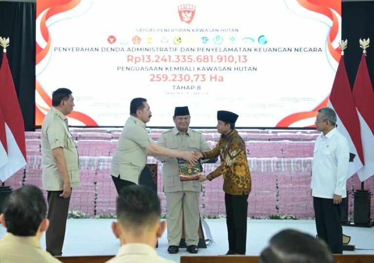 Presiden Prabowo Subianto menyaksikan penyerahan denda administratif dan penyelamatan keuangan negara di Kompleks Kejaksaan Agung Republik Indonesia, Jakarta, pada Selasa, 6 Oktober 2026.