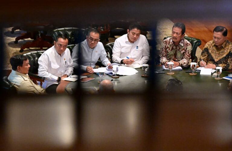 Presiden Prabowo Subianto menerima Menteri Kelautan dan Perikanan Sakti Wahyu Trenggono serta Wakil Menteri Kelautan dan Perikanan Didit Herdiawan Ashaf di kediamannya di Hambalang, Kabupaten Bogor, Provinsi Jawa Barat pada Jumat, 9 Oktober 2026.
