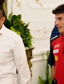 Seskab Teddy bersama Marc Marquez di Istana Kepresidenan Jakarta.