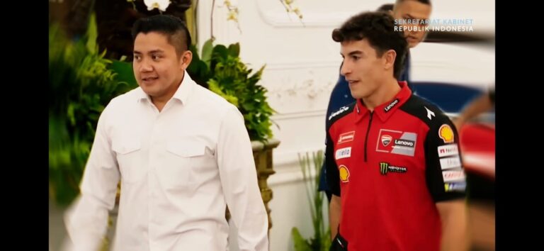 Seskab Teddy bersama Marc Marquez di Istana Kepresidenan Jakarta.