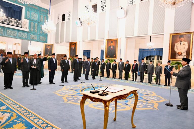 Presiden Republik Indonesia Prabowo Subianto melantik empat wakil menteri negara Kabinet Merah Putih dalam sisa masa jabatan periode tahun 2024–2029 di Istana Negara, Jakarta, pada Kamis, 15 Oktober 2026.